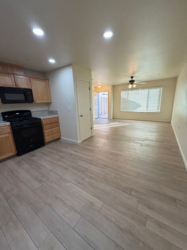 Foto del edificio - 3054 Bright St