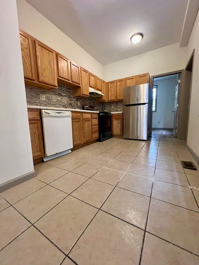 Building Photo - Spacious 4-Bedroom Townhome Near Temple! Available NOW!