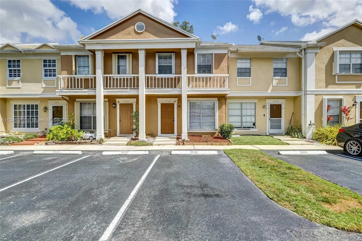 2933 Cambridge Ln, Hollywood, FL 33026 - Townhome Rentals in Hollywood FL |  Apartments.com