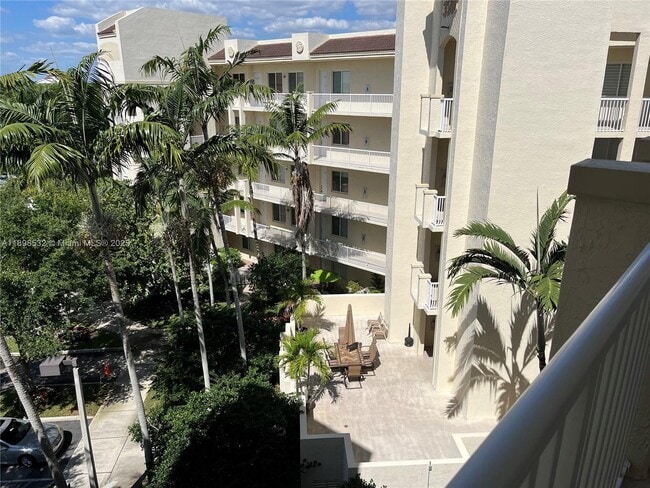 Foto del edificio - 3500 Oaks Clubhouse Dr