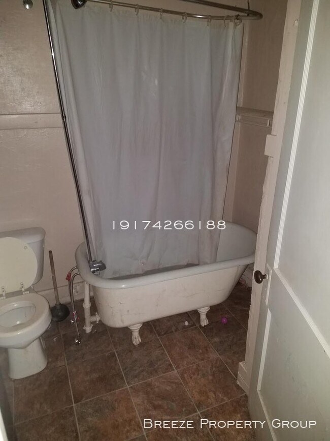 Building Photo - Nice 2 bed 2 bath with off-street parking