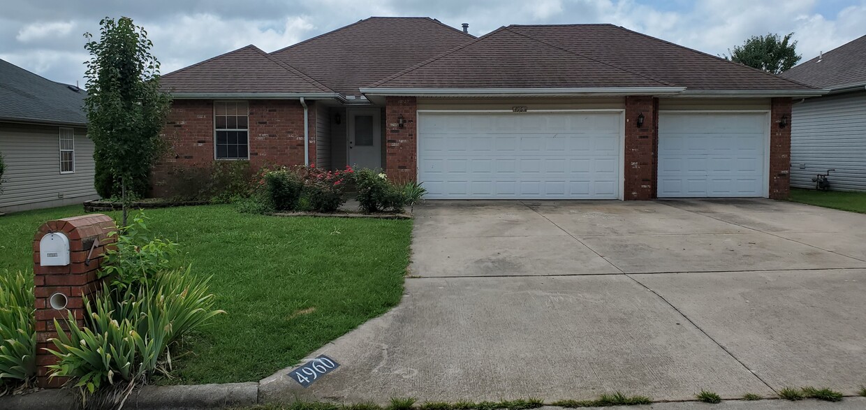 Big 3 Car garage with lots of flat driveway! - 4960 W Tarkio St