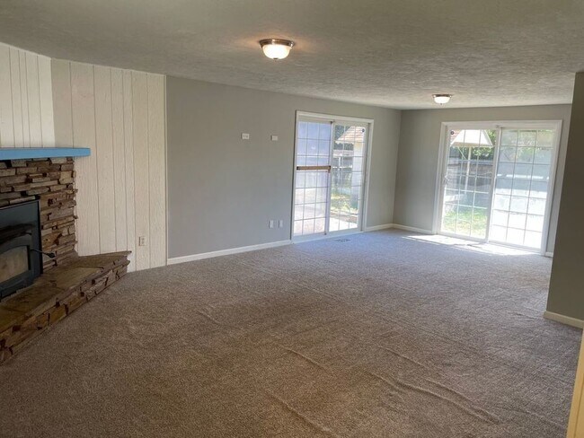 Building Photo - 3 Bedroom 2 Bathroom Home walking distance...