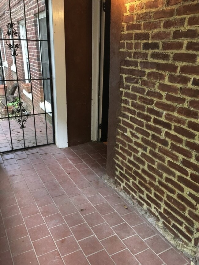 Building Photo - Charming 2-Bedroom Apartment in the Heart ...