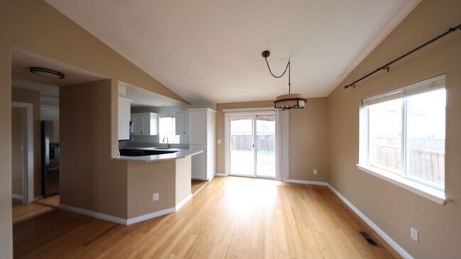 Building Photo - 4 Bed 2.5 Bath - Dog Friendly - Groups - N...
