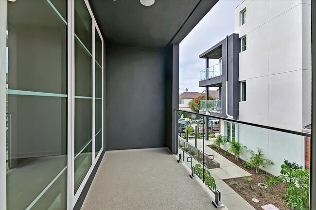 Building Photo - Updated and Luxurious Gorgeous 3 Bedroom T...