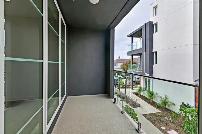 Foto del edificio - Updated and Luxurious Gorgeous 3 Bedroom T...