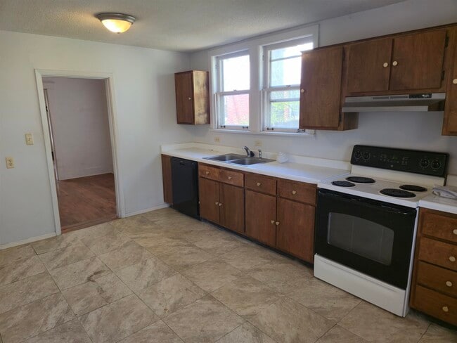 Building Photo - 582 Loeb St