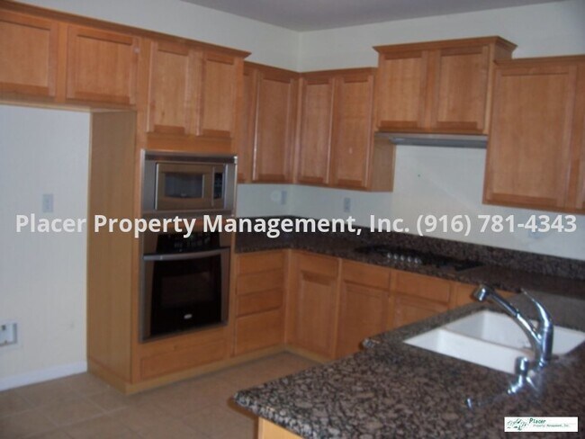 Foto del edificio - Available now.   Beautiful 3 Bdrm+den, Gra...