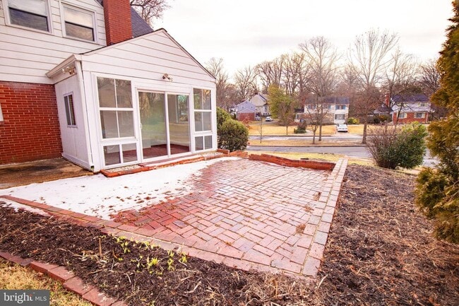 Building Photo - 5810 Greenleaf Rd