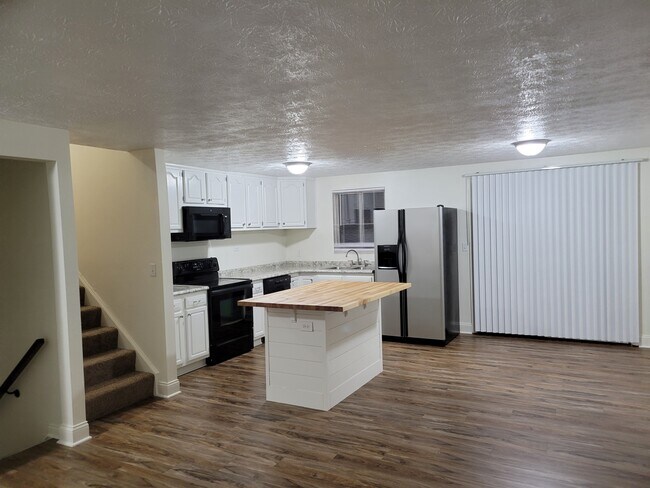 Building Photo - 5921 Mt Royal Dr
