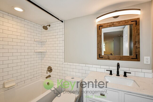 Foto del edificio - Modern Seattle Living with Deck, Yard, and Beautiful Views