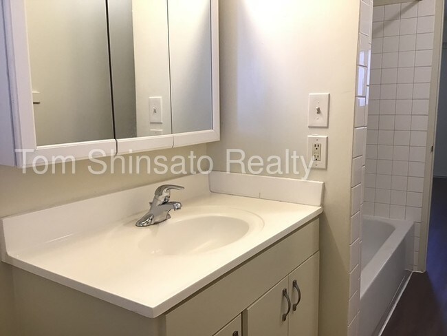 Building Photo - 2 bedroom unit on Liliha Street Available!