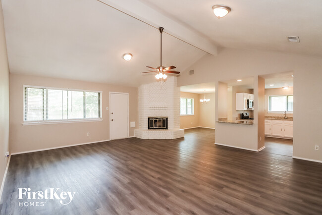 Building Photo - 2515 N Spring Dr