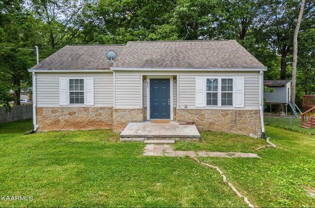 Building Photo - 2917 Woodmont Rd NE
