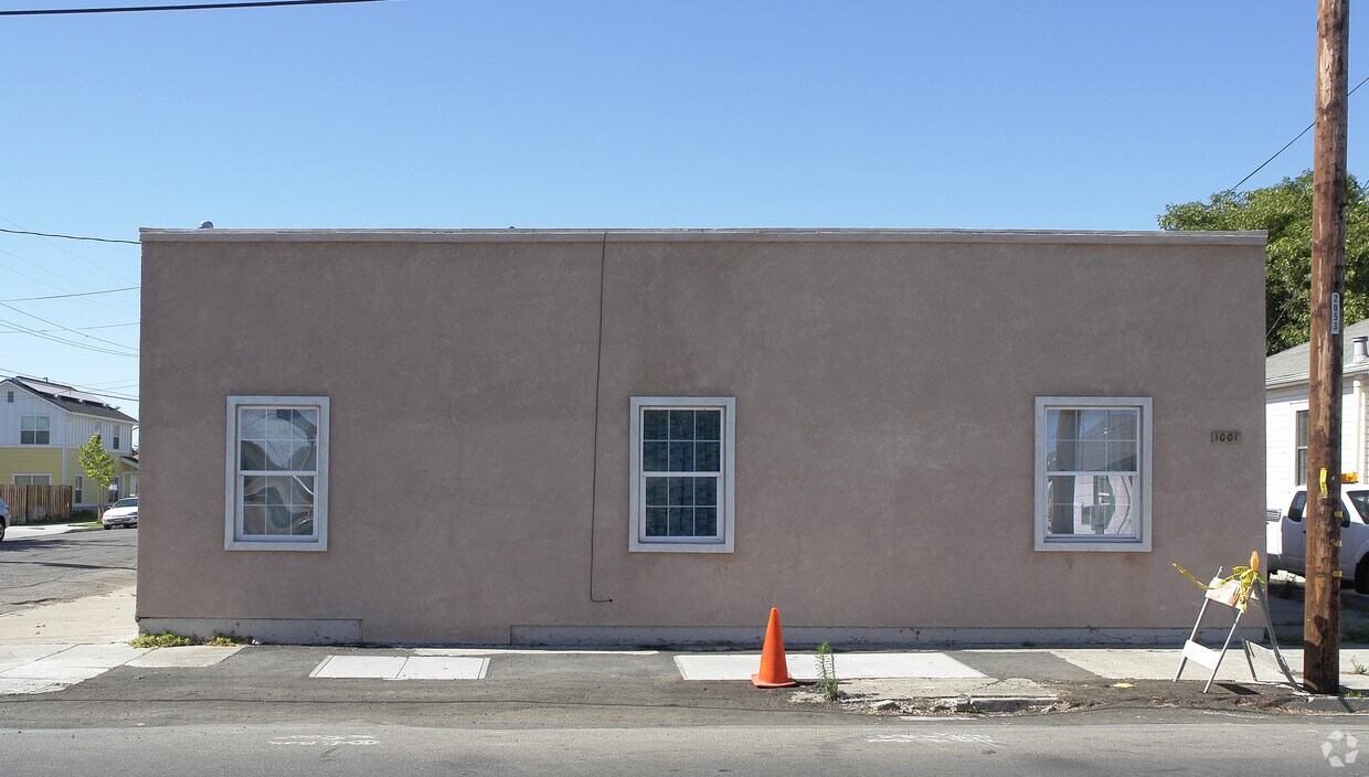 Building Photo - 1001 W 4th St