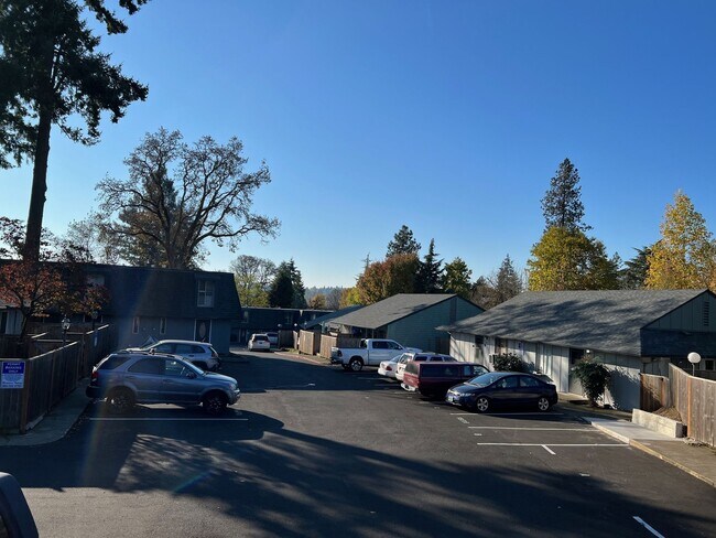 Foto del edificio - Townhome 2x1.5. Private back patio. Rent i...
