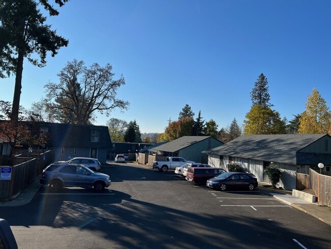Building Photo - Townhome 2x1.5. Private back patio. Rent i...