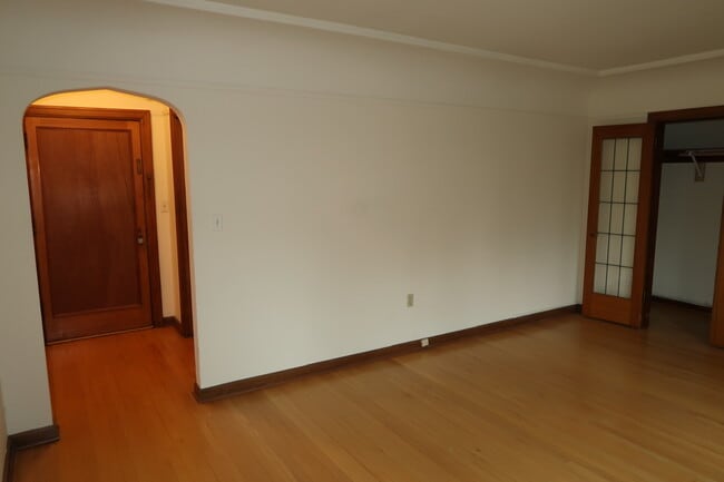 Entryway studio - Lola Apartments