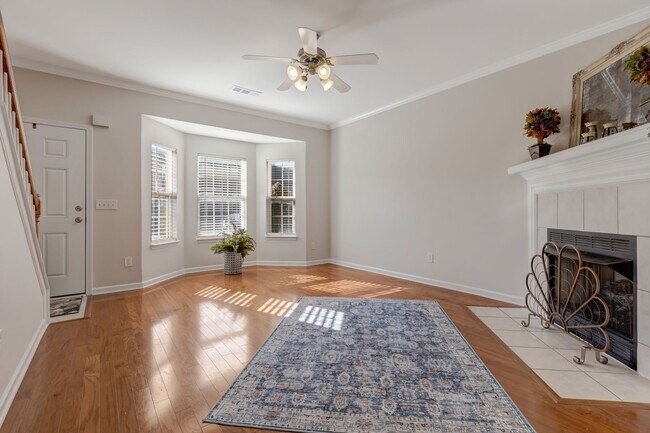 Sala de estar soleada - 1101 Downs Blvd