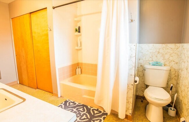 Foto del edificio - 4011 Sunrose Dr