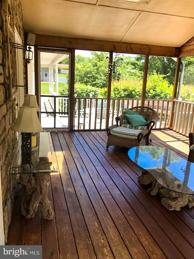Foto del edificio - 331 Lakeside Dr
