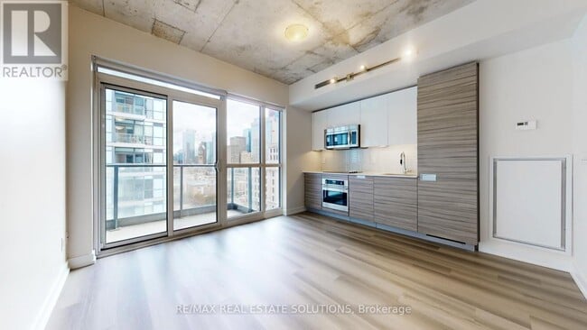 Building Photo - 210 Simcoe St