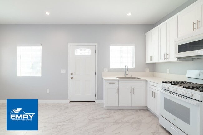 Building Photo - 1 Bed 1 Bath for Rent in Granada Hills