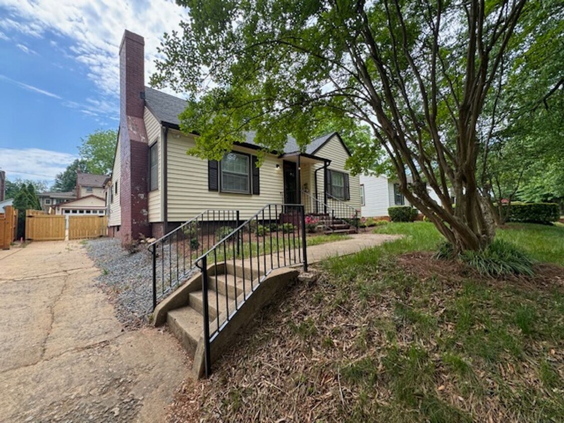 Primary Photo - Ready to View/Lease! 4 Bedroom 1.5 Bath Bu...
