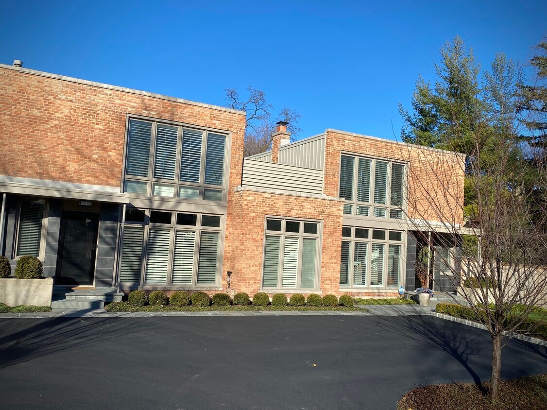 701 Elm St, IL 60093 Townhome Rentals in IL