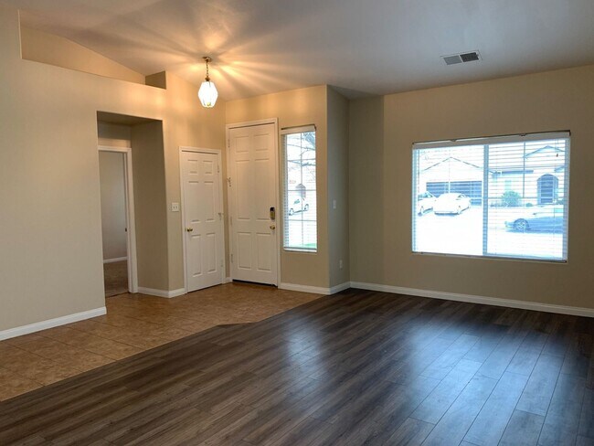 Foto del edificio - Beautiful 4 bed home in Northwest Bakersfi...