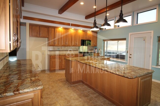 Building Photo - Spacious 3-Bed, 3-Bath Home Near Table Roc...