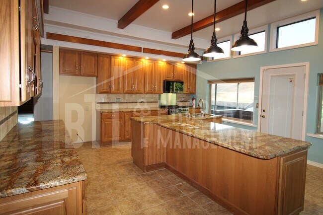 Foto del edificio - Spacious 3-Bed, 3-Bath Home Near Table Roc...