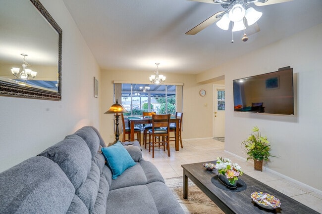 Building Photo - 11662 N Hacienda Dr