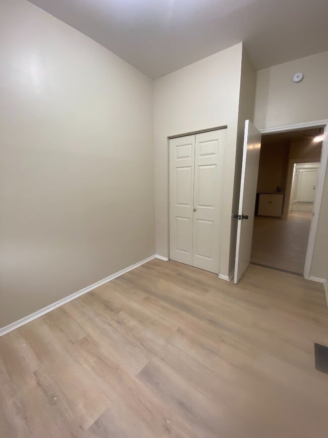 Building Photo - Updated 2 bedroom apartment in Fox Park