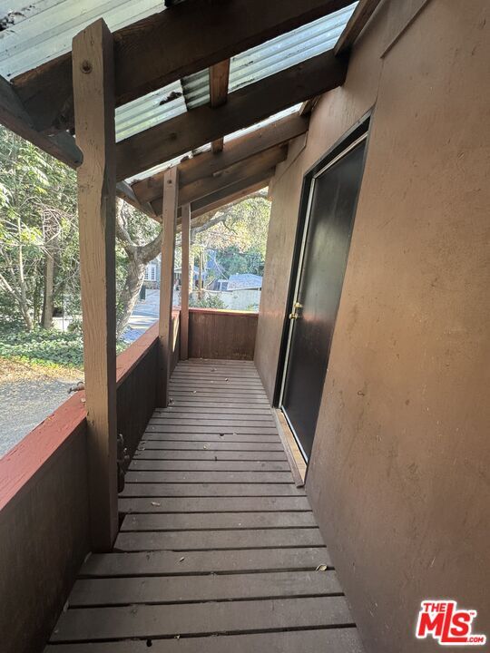 Foto del edificio - 825 N Beverly Glen Blvd