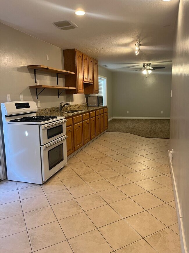 Foto del edificio - 2 bed 1 bath basement apartment