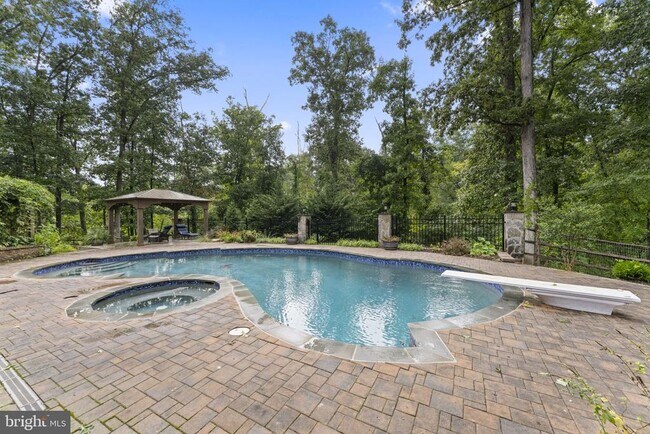Foto del edificio - 901 Holly Creek Dr