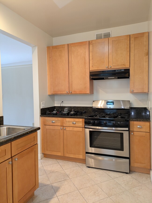 Kitchen - View 1 - 420 N Spaulding Ave