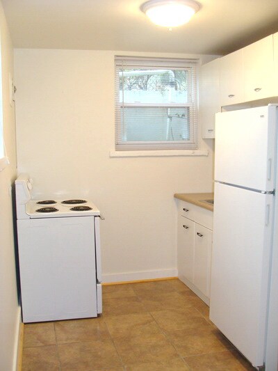 Building Photo - 4947 Charlemar Dr