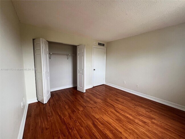 Foto del edificio - 8200 SW 210th St