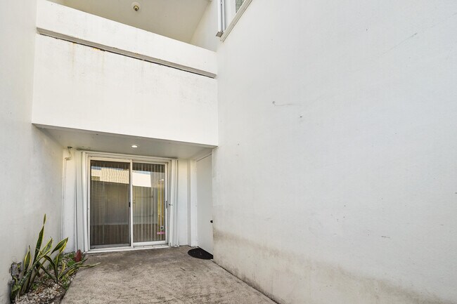 Foto del edificio - 5070 Elmhurst Rd