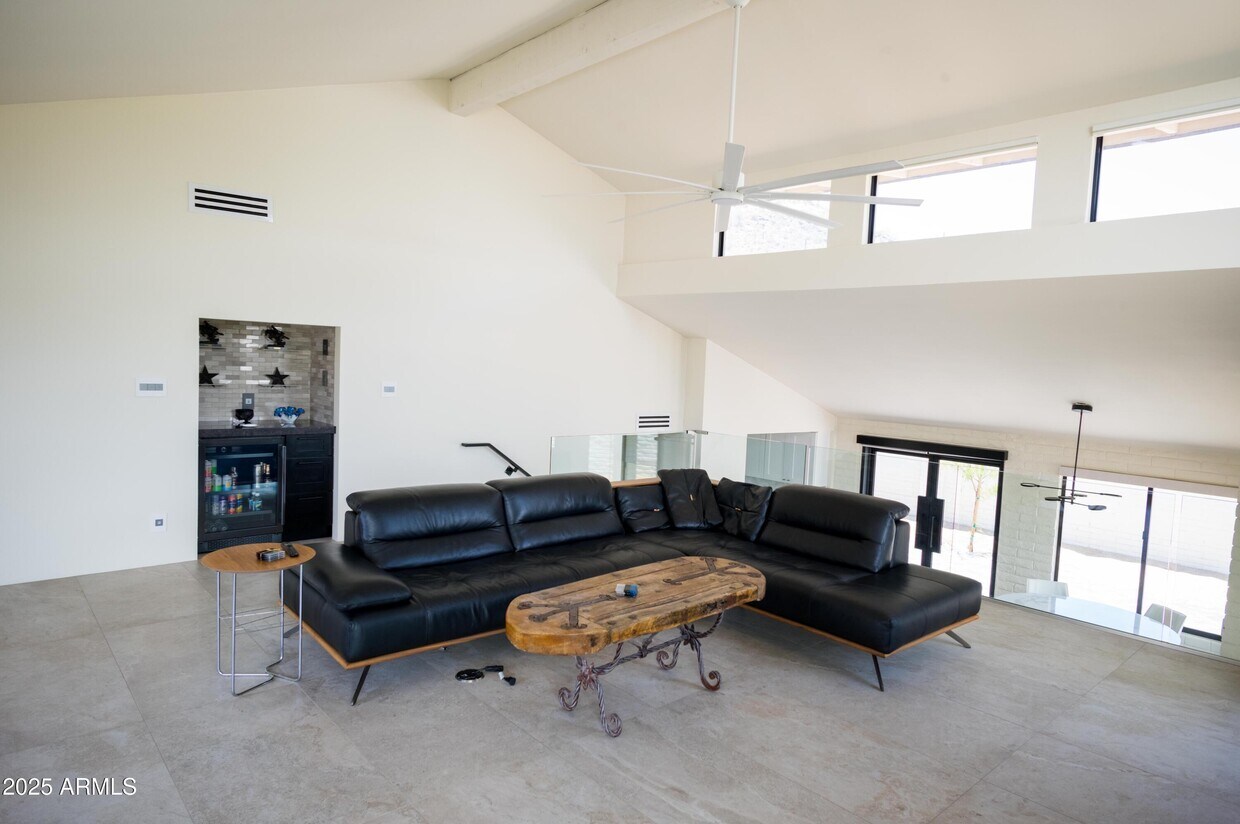 Foto del edificio - 5801 E Surrey Dr