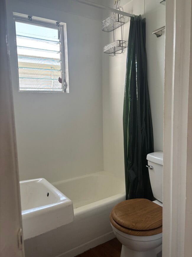 Building Photo - 825 Eaton St