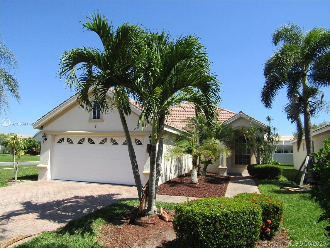 Primary Photo - 827 SW Lake Charles Cir