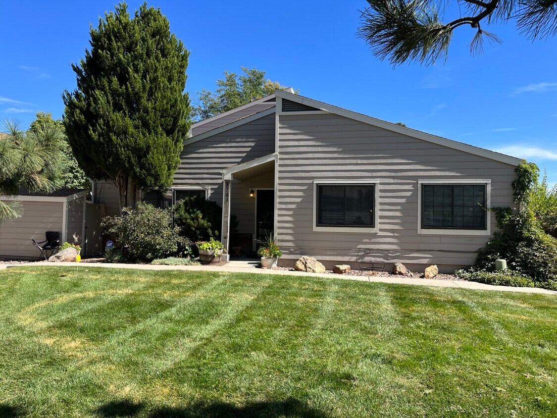 Foto principal - 8741 Yukon St