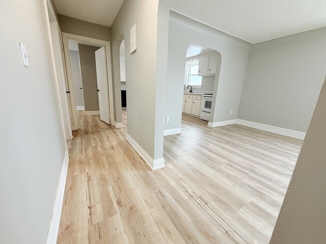 Photo du bâtiment - 1742 Confederation Line