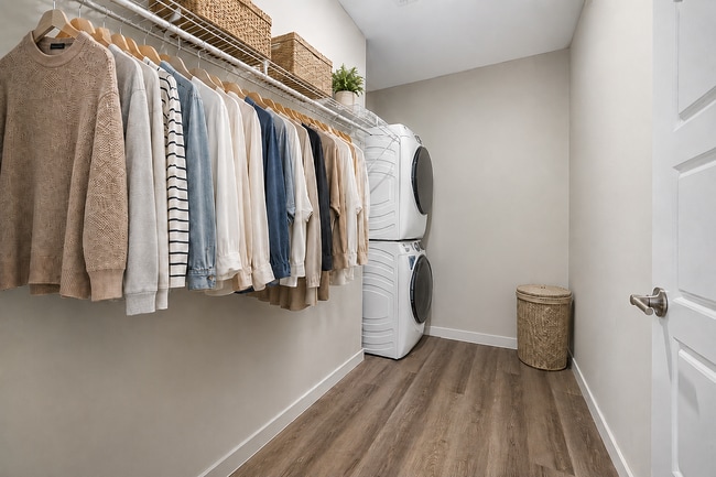Everly Closet - Everly on 401