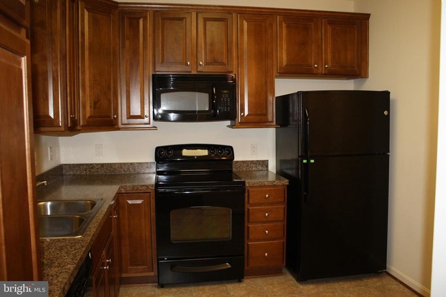 Building Photo - 8609 Wintergreen Ct
