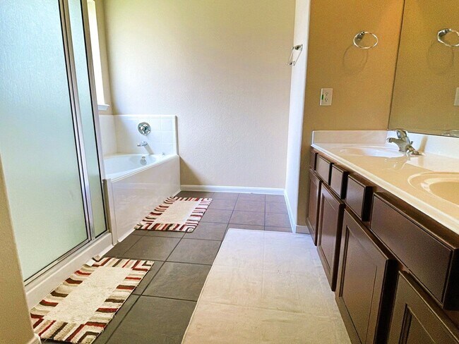 Building Photo - 1014 Spring Lakes Haven
